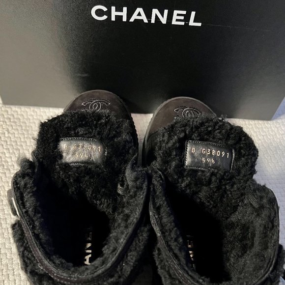 CHANEL INTERLOCKING LOGO LACE-UP BLACK SUEDE BOOTS W/ SHEARLING LINING - US 8.5 - Picture 9 of 11